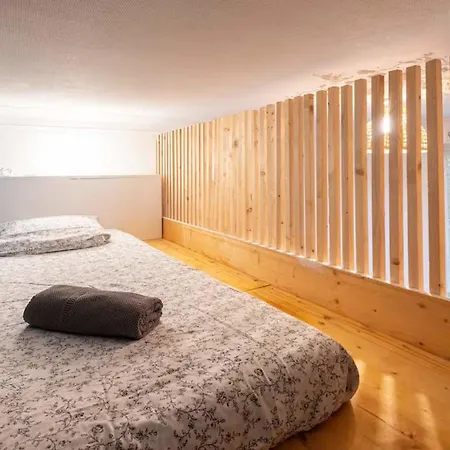 Bright Close To The Center Apartment *